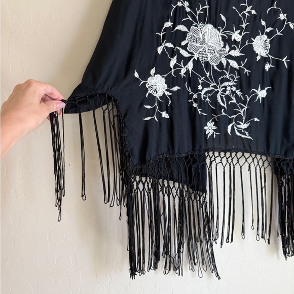 Abercrombie & Fitch Fringe Embroidered Black and White Floral Kimono Western - Picture 8 of 8
